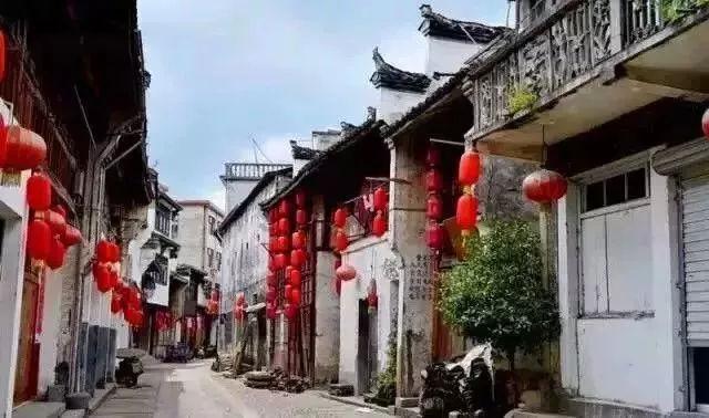 王思聪路边吃铁锅炖肉，只花上百元难得节省，你觉得呢？